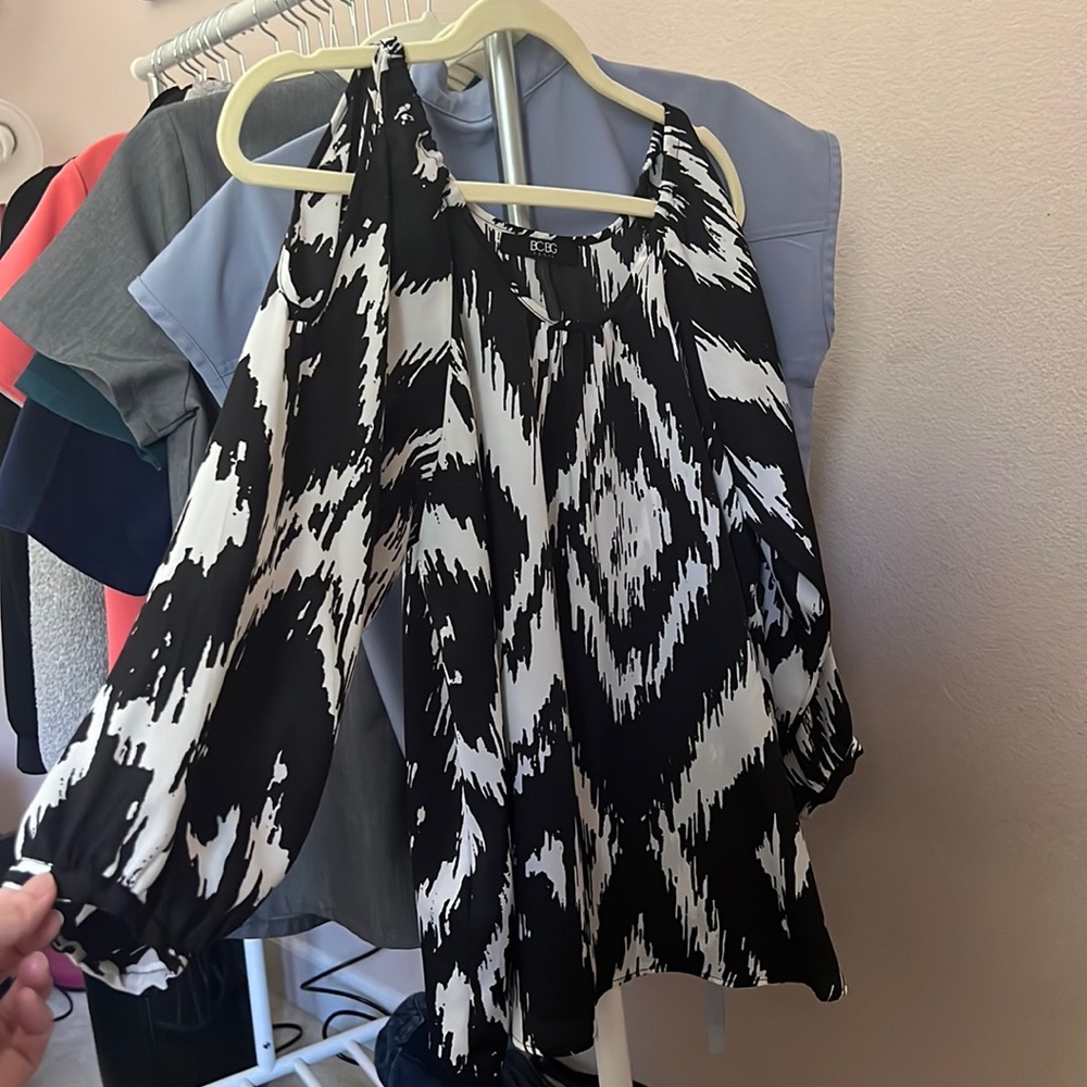 BCBG flowy top